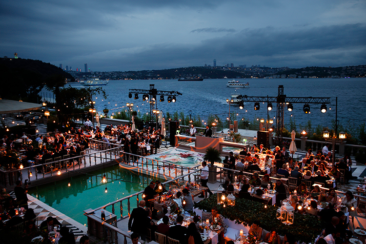 Delicious Turkish cuisine at its finest. Discover the 7 best restaurants in Istanbul and indulge in a culinary journey.